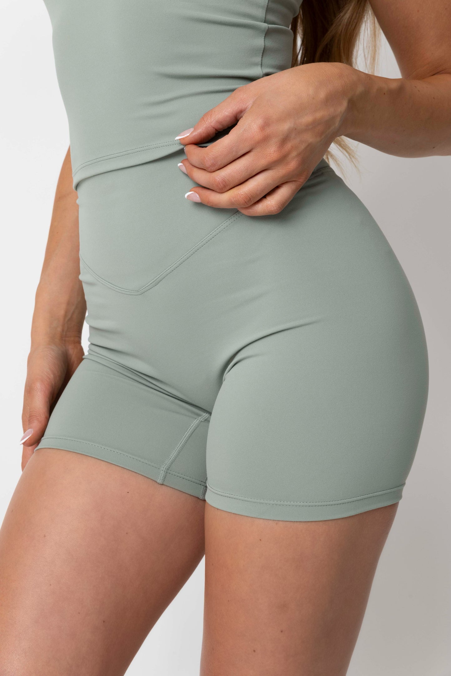 SOFT FLOW - SIGNATURE SHORTS MATCHA CLOUD
